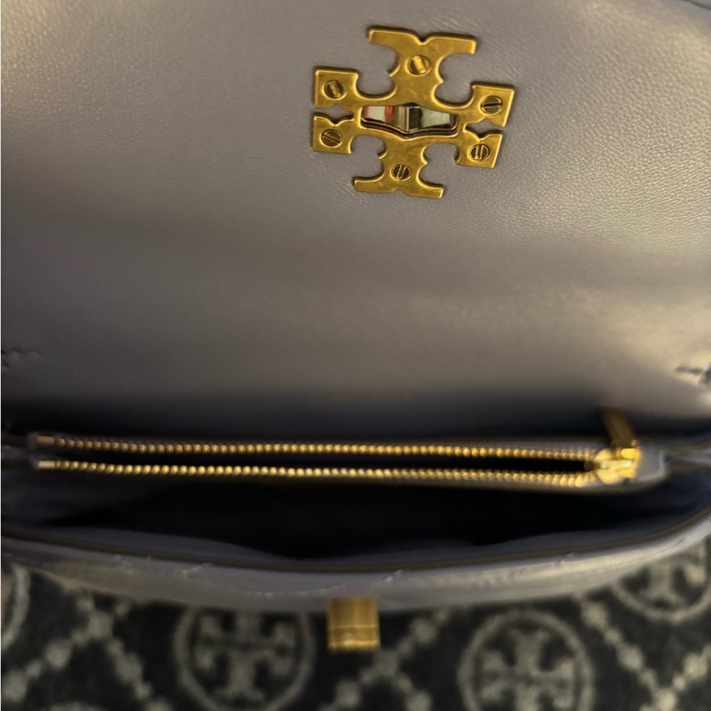 Tory Burch Quilted Crossbody and Card Holder in Light Purple with Gold Accents - Picture 5 of 5